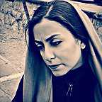 تصویری از رعنا روشنک، بازیگر سینما و تلویزیون در حال بازیگری سر صحنه یکی از آثارش
