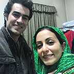 تصویری از رعنا روشنک، بازیگر سینما و تلویزیون در حال بازیگری سر صحنه یکی از آثارش