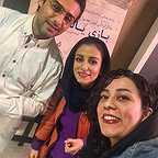 تصویری از رعنا روشنک، بازیگر سینما و تلویزیون در حال بازیگری سر صحنه یکی از آثارش