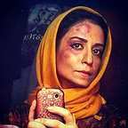 تصویری از رعنا روشنک، بازیگر سینما و تلویزیون در حال بازیگری سر صحنه یکی از آثارش