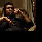تصویری از ساسان حبیبی، بازیگر و نویسنده سینما و تلویزیون در حال بازیگری سر صحنه یکی از آثارش