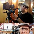 تصویری از محمد جعفر‌نژاد، مدیر تولید سینما و تلویزیون در حال بازیگری سر صحنه یکی از آثارش