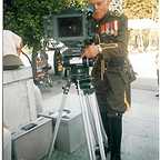 تصویری از یوسف قربانی، بازیگر سینما و تلویزیون در حال بازیگری سر صحنه یکی از آثارش