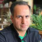 تصویری از حسین رامه، مدیر تولید و مجری طرح سینما و تلویزیون در حال بازیگری سر صحنه یکی از آثارش