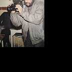 تصویری از سید احمد محمدی، بازیگر و عکاس سینما و تلویزیون در حال بازیگری سر صحنه یکی از آثارش