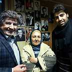 تصویری از حاتم میرزایی، بازیگر سینما و تلویزیون در حال بازیگری سر صحنه یکی از آثارش
