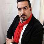 تصویری از محمود بله‌جانی، بازیگر سینما و تلویزیون در حال بازیگری سر صحنه یکی از آثارش