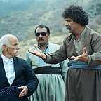 تصویری از اله‌مراد رشتیانی، بازیگر سینما و تلویزیون در حال بازیگری سر صحنه یکی از آثارش