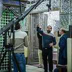 تصویری از محمد تربتی‌طرقبه، تهیه کننده سینما و تلویزیون در حال بازیگری سر صحنه یکی از آثارش