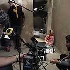 تصویری از آیلی احمدی، بازیگر سینما و تلویزیون در حال بازیگری سر صحنه یکی از آثارش