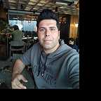 تصویری از آرش اسفندیاری، صدابردار و آهنگ ساز سینما و تلویزیون در حال بازیگری سر صحنه یکی از آثارش