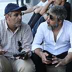 تصویری از فرشید رئوفی، بازیگر و مدیر تولید سینما و تلویزیون در حال بازیگری سر صحنه یکی از آثارش به همراه امیر آقایی