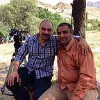 تصویری از فرشید رئوفی، بازیگر و مدیر تولید سینما و تلویزیون در حال بازیگری سر صحنه یکی از آثارش به همراه برزو ارجمند