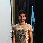 تصویری از دانیال خوش‌سیما، بازیگر سینما و تلویزیون در حال بازیگری سر صحنه یکی از آثارش