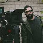 تصویری از حمید جانی‌پور، عکاس سینما و تلویزیون در حال بازیگری سر صحنه یکی از آثارش