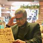 تصویری از محمدباقر رشیدی، بازیگر سینما و تلویزیون در حال بازیگری سر صحنه یکی از آثارش