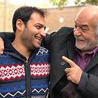 تصویری از محمد حسن‌زاده، مدیر صحنه سینما و تلویزیون در حال بازیگری سر صحنه یکی از آثارش