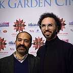 تصویری از محمد حدادی، مدیر فیلم برداری و فیلمبردار سینما و تلویزیون در حال بازیگری سر صحنه یکی از آثارش