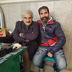 تصویری از علی شند آبادی، بازیگر و دستیار صدابردار سینما و تلویزیون در حال بازیگری سر صحنه یکی از آثارش