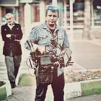 تصویری از سجاد سبحانی، بازیگر و فیلمبردار سینما و تلویزیون در حال بازیگری سر صحنه یکی از آثارش
