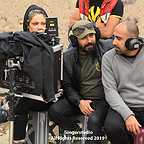 تصویری از امیر صیدآبادی، مجری طرح و مدیر صحنه سینما و تلویزیون در حال بازیگری سر صحنه یکی از آثارش
