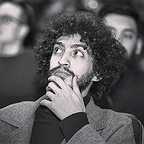 تصویری از پوریا اخوان، طراح صحنه سینما و تلویزیون در حال بازیگری سر صحنه یکی از آثارش