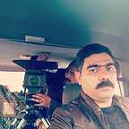 تصویری از مهران قادری‌نیا، بازیگر سینما و تلویزیون در حال بازیگری سر صحنه یکی از آثارش