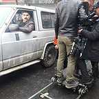 تصویری از مهران قادری‌نیا، بازیگر سینما و تلویزیون در حال بازیگری سر صحنه یکی از آثارش