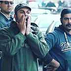 تصویری از سجاد پاکزاد، بازیگر و دستیار صحنه سینما و تلویزیون در حال بازیگری سر صحنه یکی از آثارش به همراه محمدحسین مهدویان