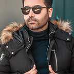 تصویری از بهروز محمدی، بازیگر و انتخاب بازیگر سینما و تلویزیون در حال بازیگری سر صحنه یکی از آثارش