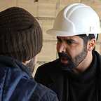 تصویری از بهروز محمدی، بازیگر و انتخاب بازیگر سینما و تلویزیون در حال بازیگری سر صحنه یکی از آثارش