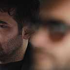 تصویری از بهروز محمدی، بازیگر و انتخاب بازیگر سینما و تلویزیون در حال بازیگری سر صحنه یکی از آثارش